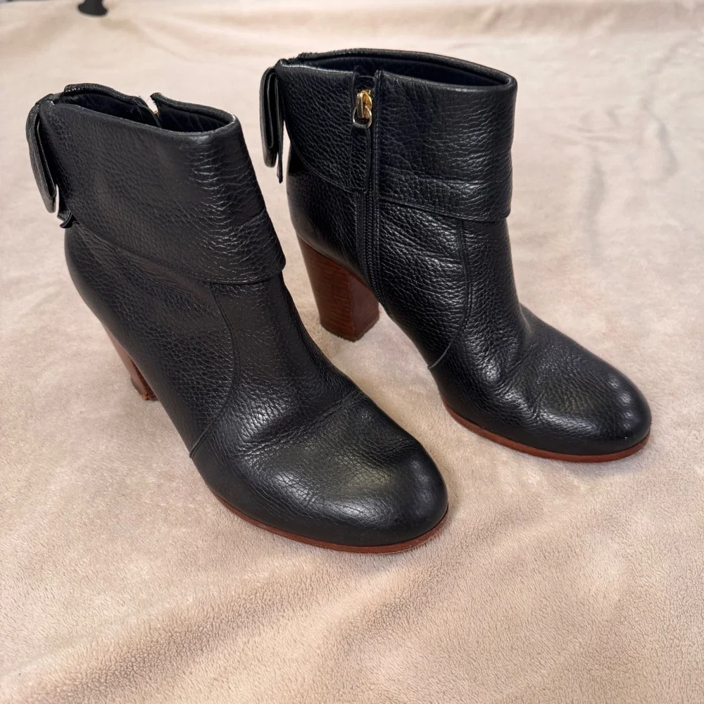 Kate Spade Black Pebbled Leather Bow Heel Ankle Boots Chic Preppy Luxe Sz 9.5M